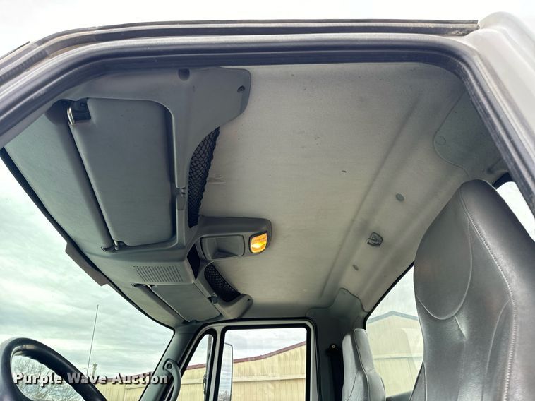 image for item EN5102 2007 International 4400 truck cab and chassis