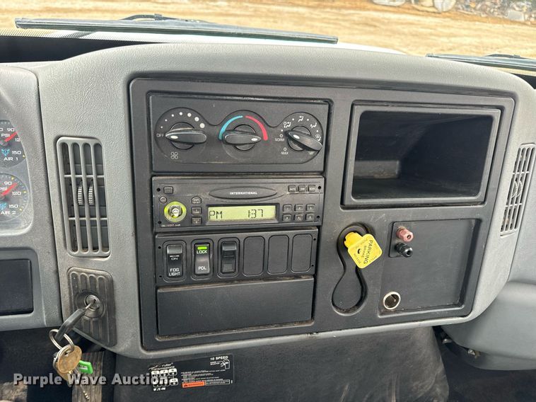 image for item EN5102 2007 International 4400 truck cab and chassis