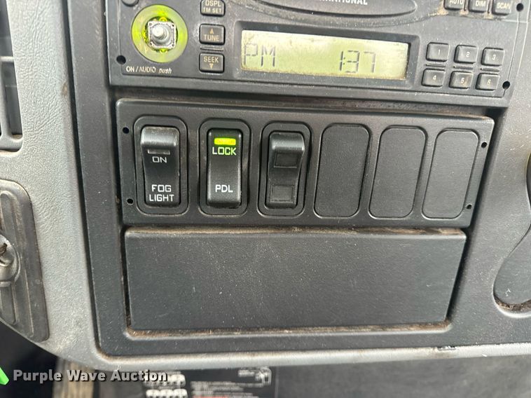 image for item EN5102 2007 International 4400 truck cab and chassis