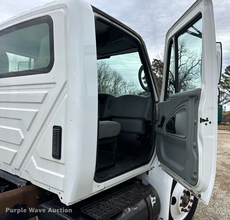 image for item EN5102 2007 International 4400 truck cab and chassis