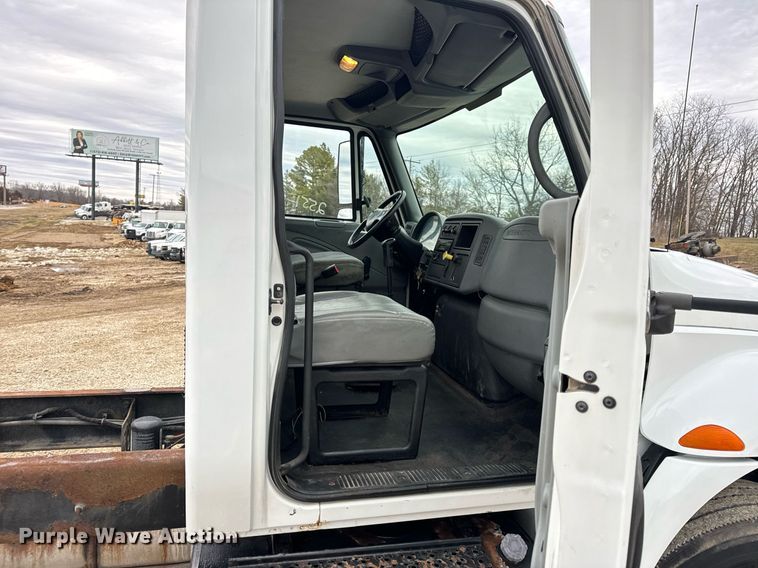 image for item EN5102 2007 International 4400 truck cab and chassis