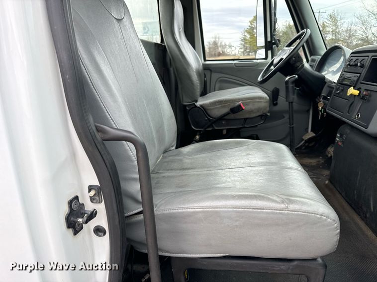 image for item EN5102 2007 International 4400 truck cab and chassis