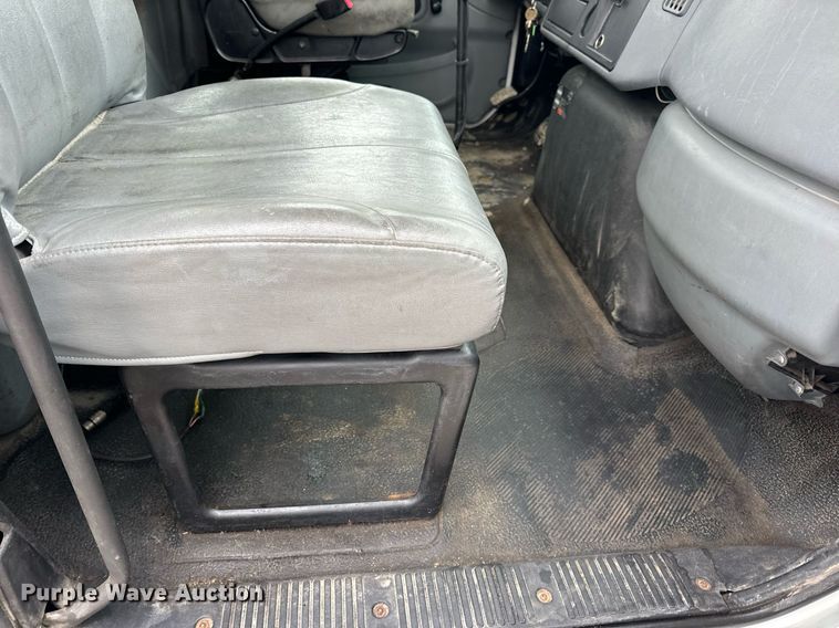 image for item EN5102 2007 International 4400 truck cab and chassis