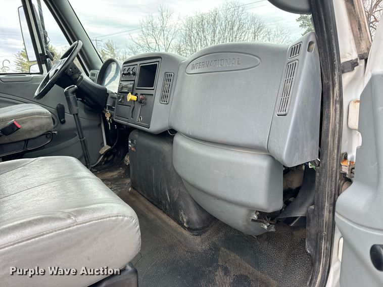image for item EN5102 2007 International 4400 truck cab and chassis