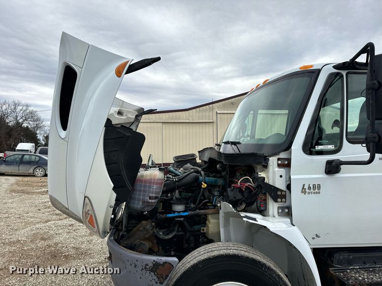 image for item EN5102 2007 International 4400 truck cab and chassis