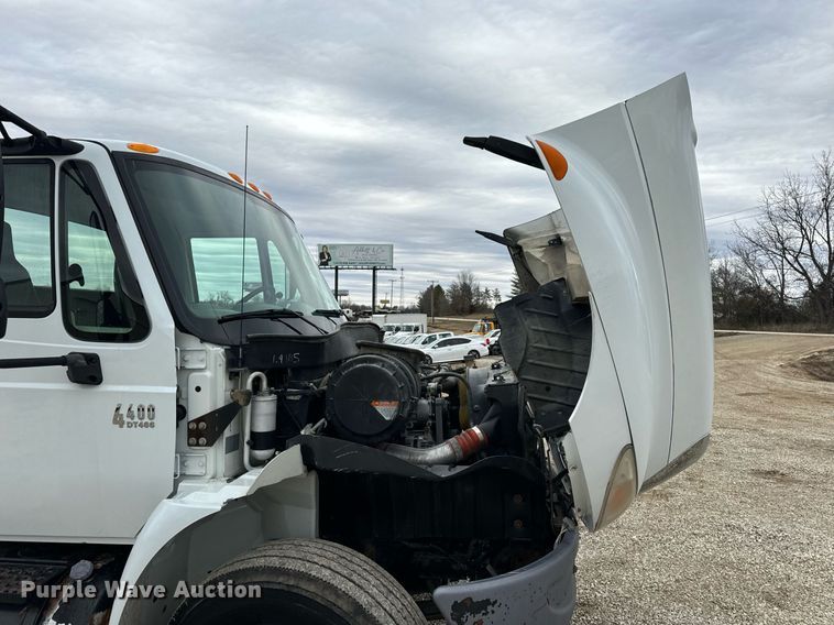 image for item EN5102 2007 International 4400 truck cab and chassis