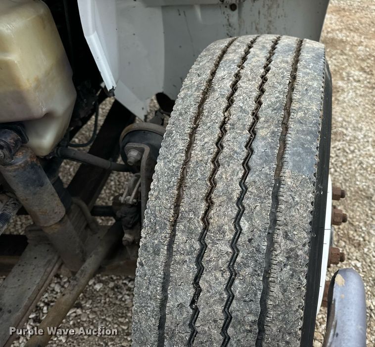 image for item EN5102 2007 International 4400 truck cab and chassis