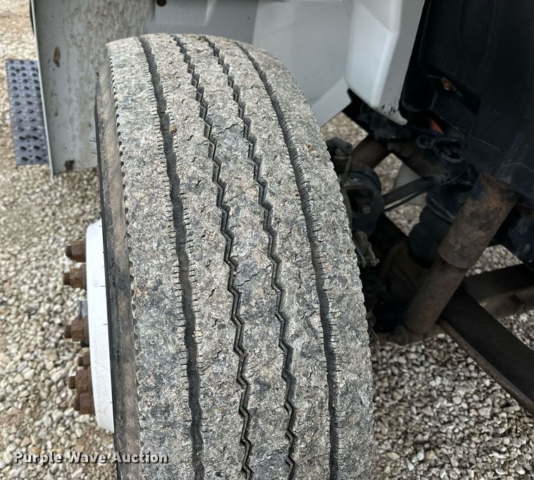 image for item EN5102 2007 International 4400 truck cab and chassis