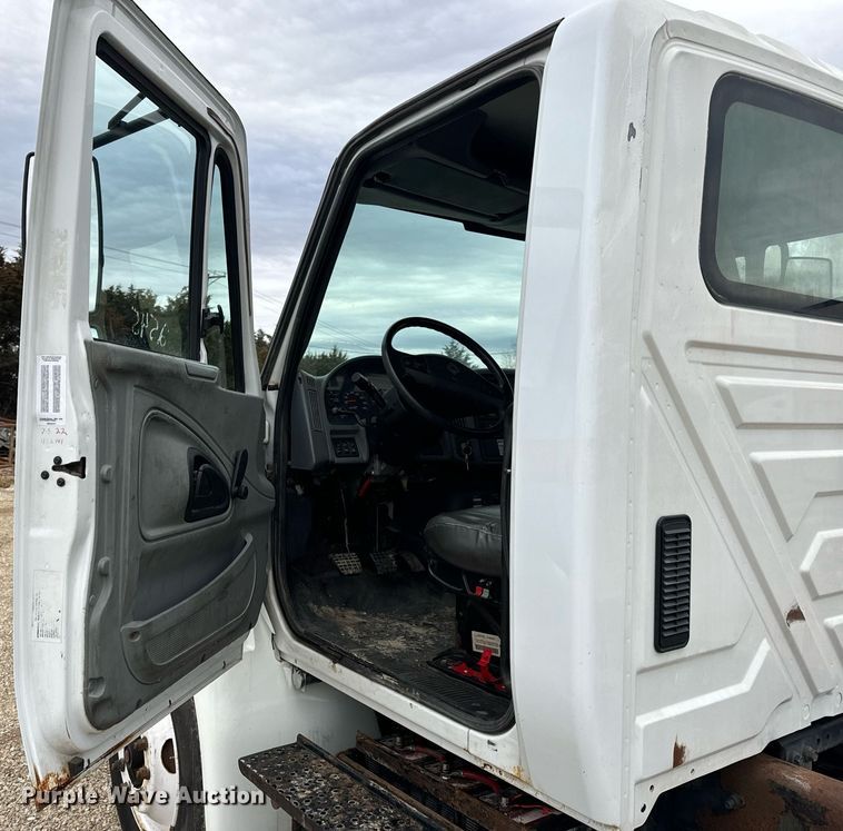 image for item EN5103 2007 International 4400 truck cab and chassis