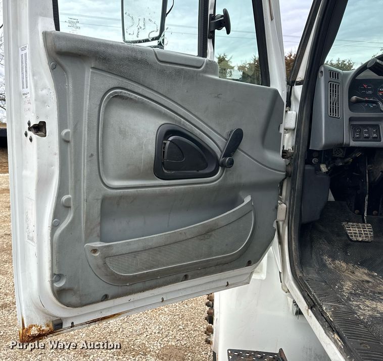 image for item EN5103 2007 International 4400 truck cab and chassis
