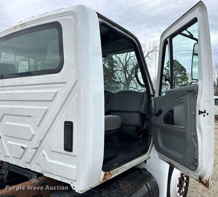 image for item EN5103 2007 International 4400 truck cab and chassis