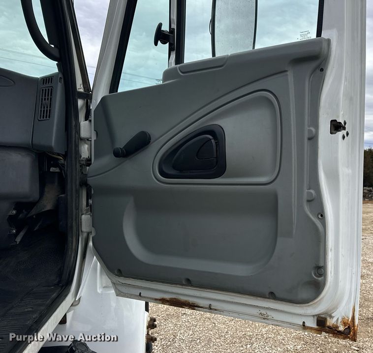 image for item EN5103 2007 International 4400 truck cab and chassis