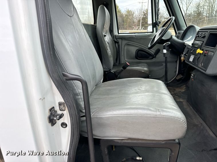 image for item EN5103 2007 International 4400 truck cab and chassis