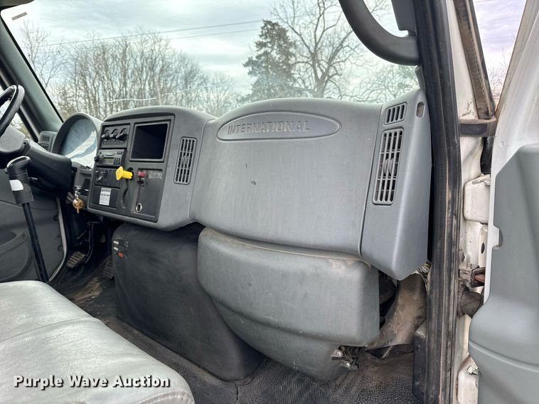 image for item EN5103 2007 International 4400 truck cab and chassis