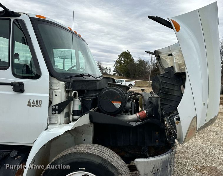 image for item EN5103 2007 International 4400 truck cab and chassis