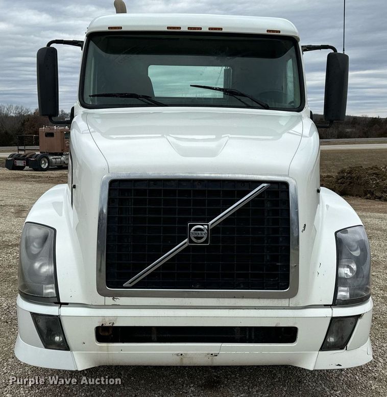 image for item EN5104 2013 Volvo VN semi truck