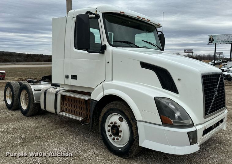 image for item EN5104 2013 Volvo VN semi truck