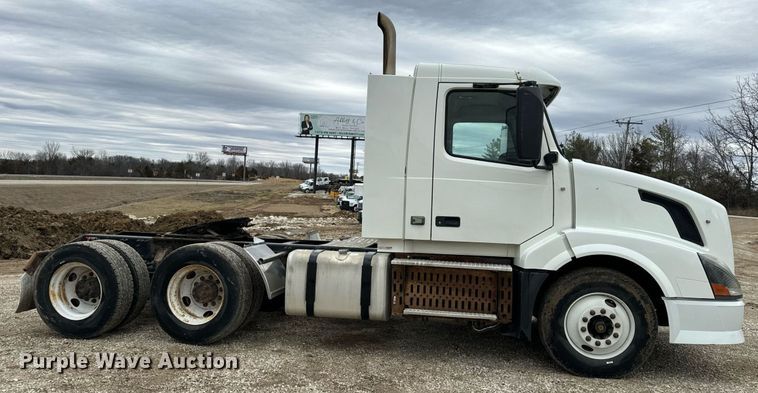 image for item EN5104 2013 Volvo VN semi truck