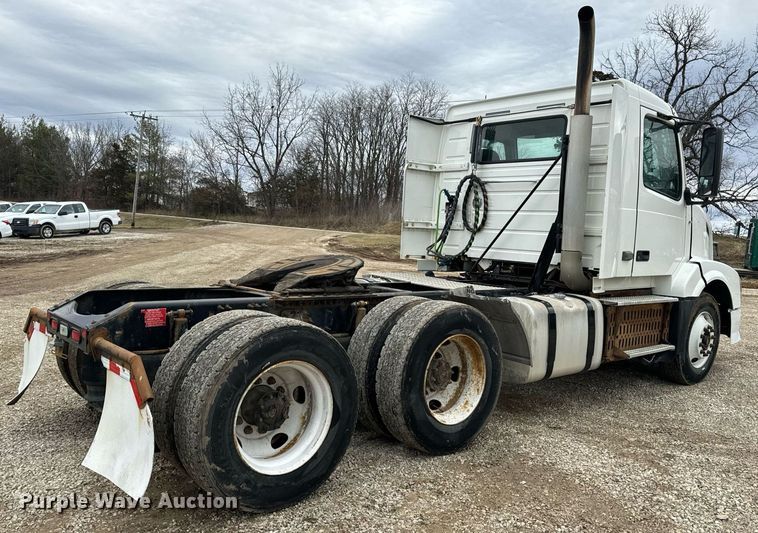 image for item EN5104 2013 Volvo VN semi truck