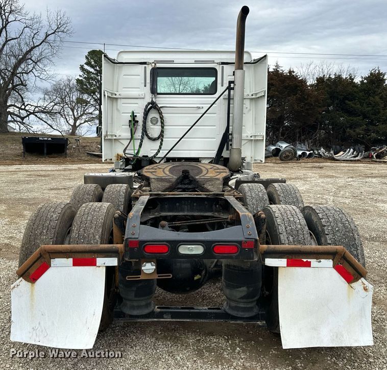 image for item EN5104 2013 Volvo VN semi truck