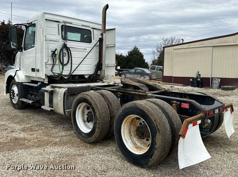 image for item EN5104 2013 Volvo VN semi truck
