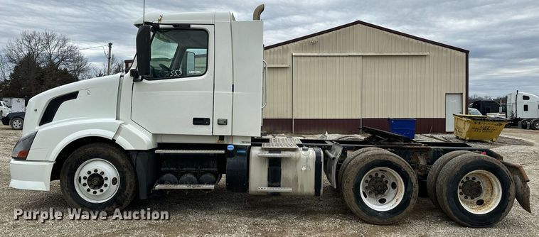 image for item EN5104 2013 Volvo VN semi truck