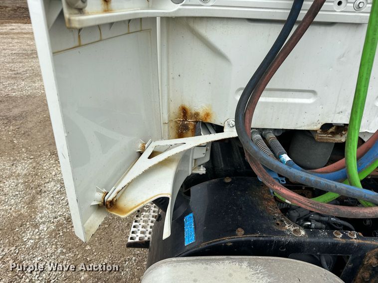 image for item EN5104 2013 Volvo VN semi truck