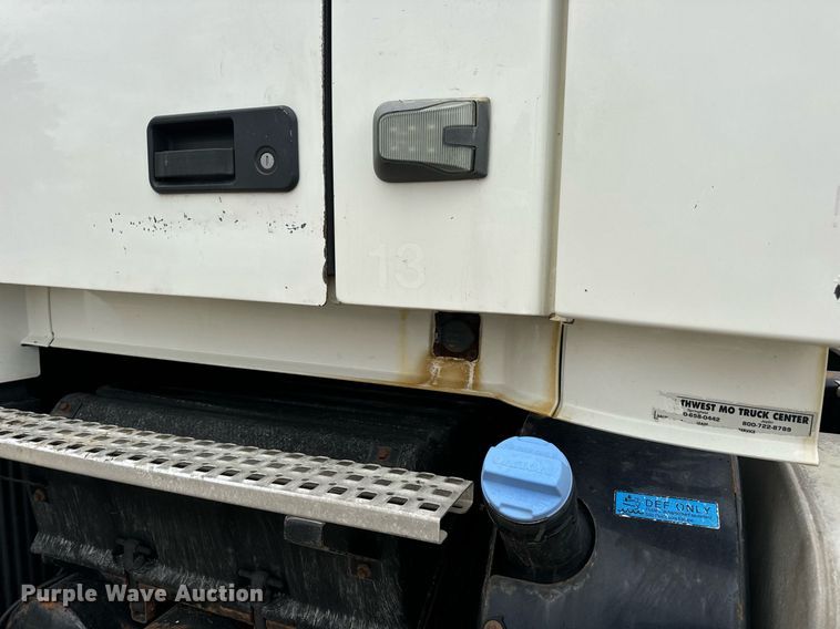 image for item EN5104 2013 Volvo VN semi truck