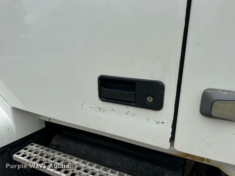 image for item EN5104 2013 Volvo VN semi truck