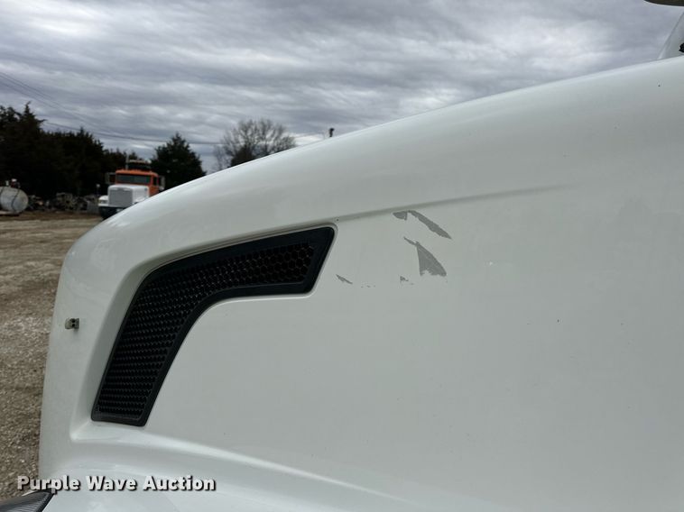 image for item EN5104 2013 Volvo VN semi truck