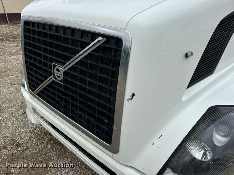 image for item EN5104 2013 Volvo VN semi truck