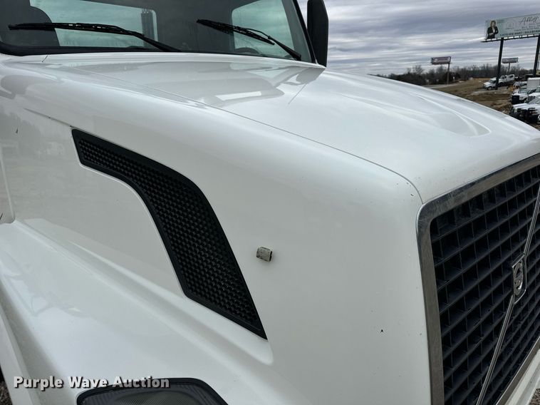 image for item EN5104 2013 Volvo VN semi truck