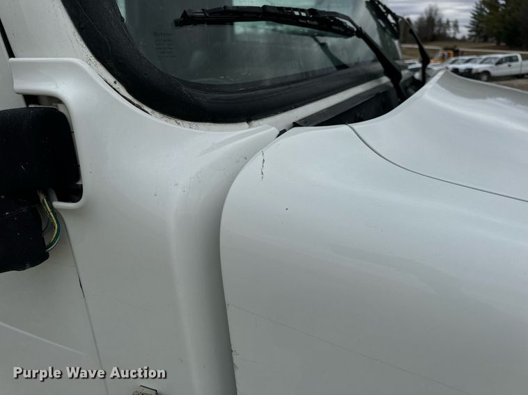 image for item EN5104 2013 Volvo VN semi truck