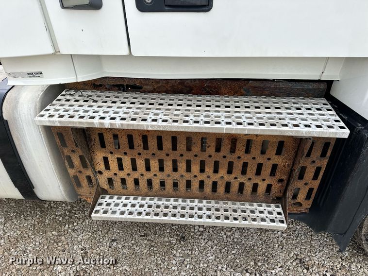 image for item EN5104 2013 Volvo VN semi truck