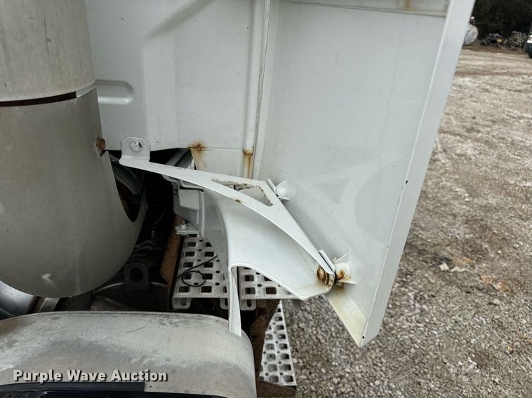 image for item EN5104 2013 Volvo VN semi truck