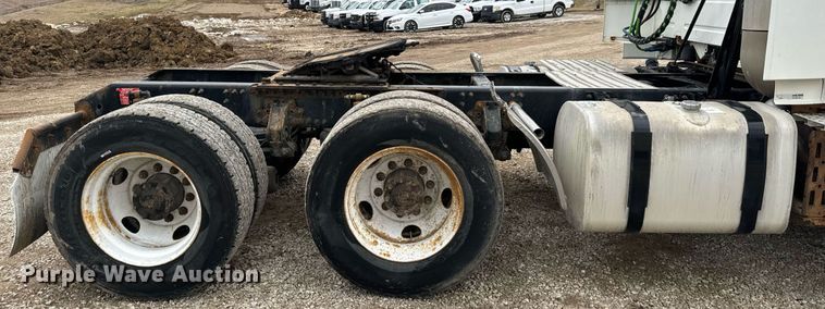 image for item EN5104 2013 Volvo VN semi truck