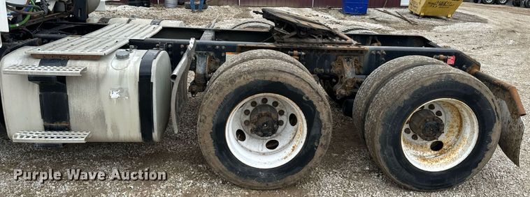 image for item EN5104 2013 Volvo VN semi truck