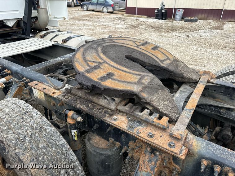 image for item EN5104 2013 Volvo VN semi truck