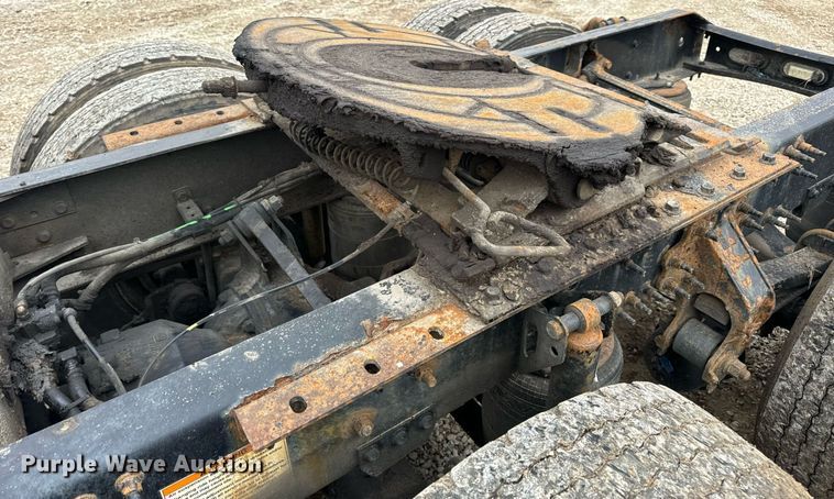 image for item EN5104 2013 Volvo VN semi truck