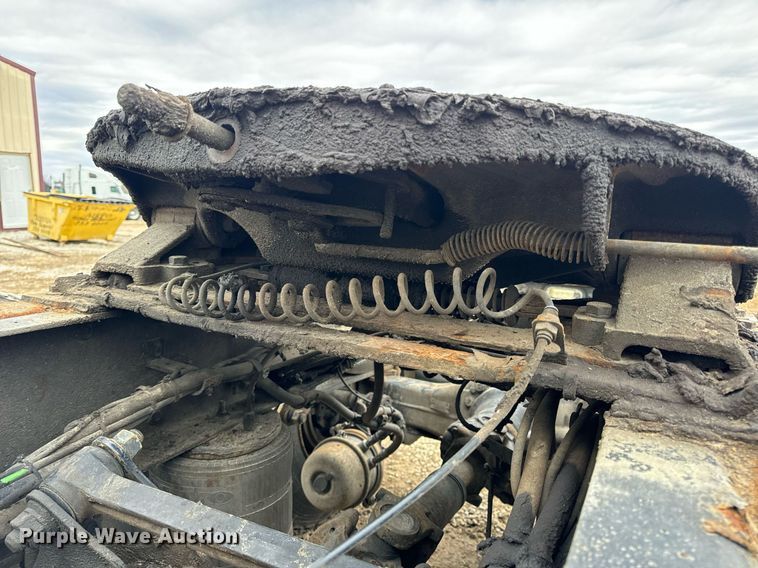 image for item EN5104 2013 Volvo VN semi truck