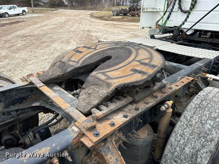 image for item EN5104 2013 Volvo VN semi truck