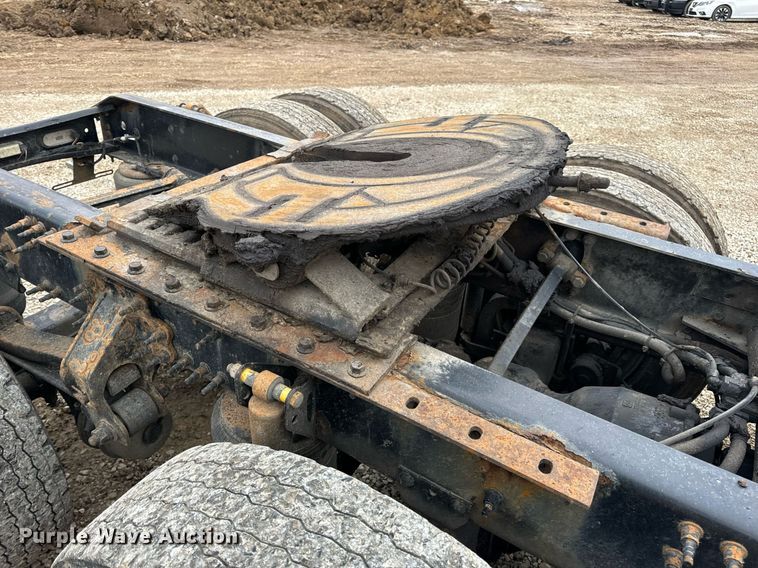 image for item EN5104 2013 Volvo VN semi truck