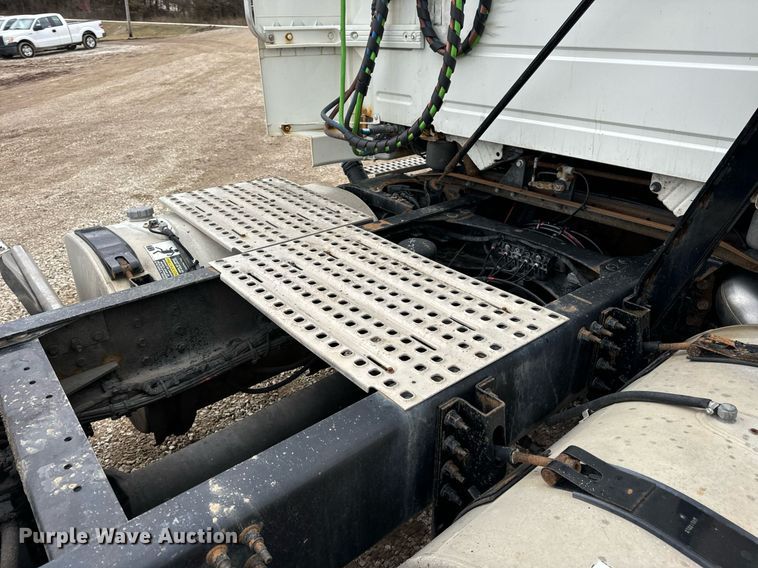 image for item EN5104 2013 Volvo VN semi truck