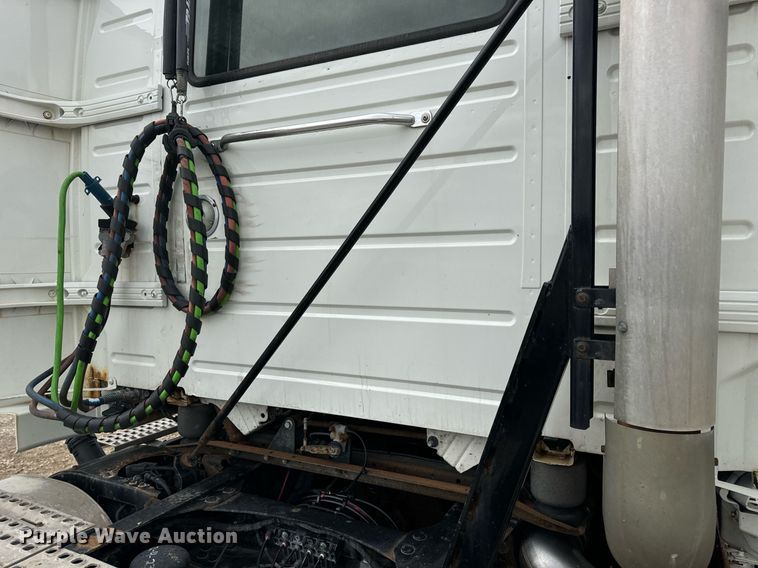 image for item EN5104 2013 Volvo VN semi truck