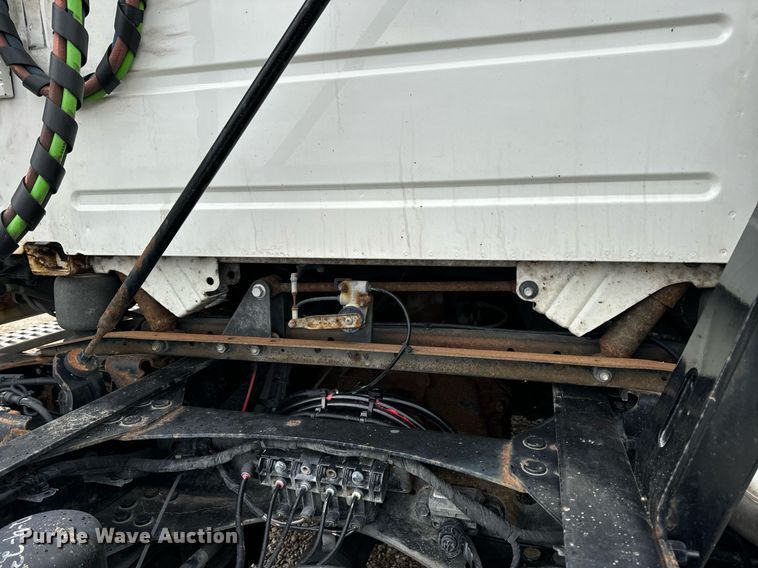 image for item EN5104 2013 Volvo VN semi truck