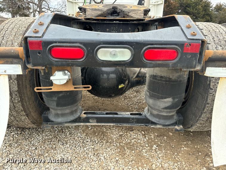 image for item EN5104 2013 Volvo VN semi truck