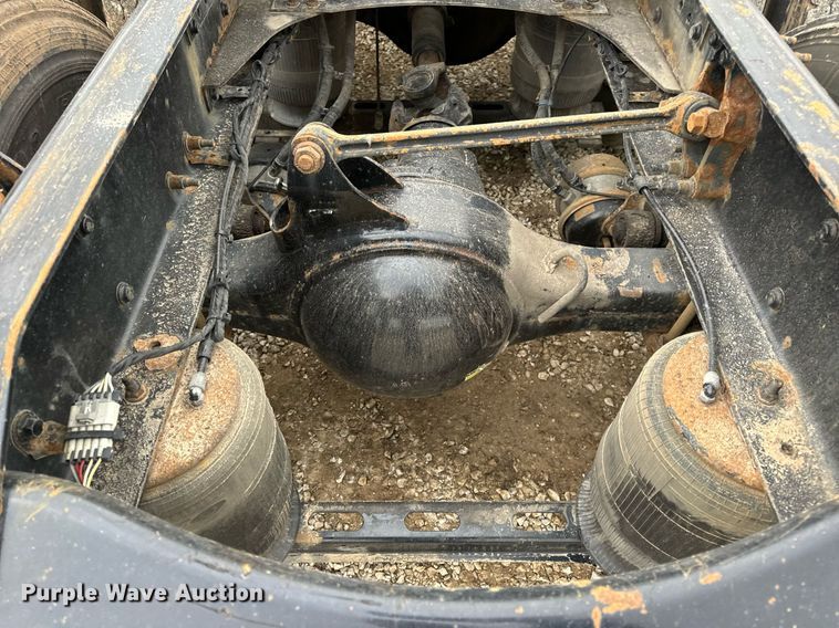 image for item EN5104 2013 Volvo VN semi truck