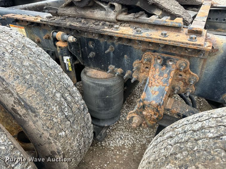 image for item EN5104 2013 Volvo VN semi truck