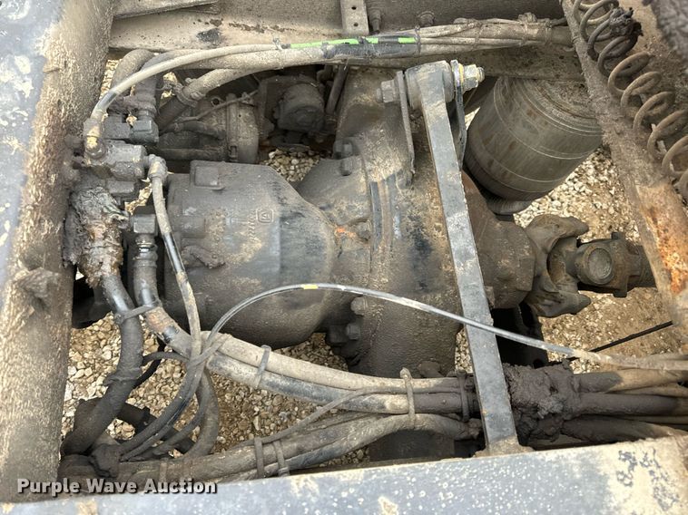 image for item EN5104 2013 Volvo VN semi truck