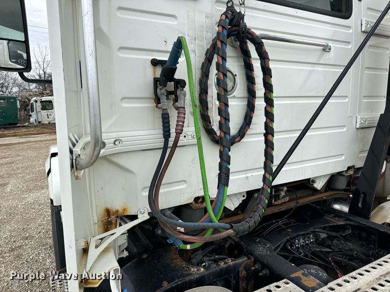 image for item EN5104 2013 Volvo VN semi truck